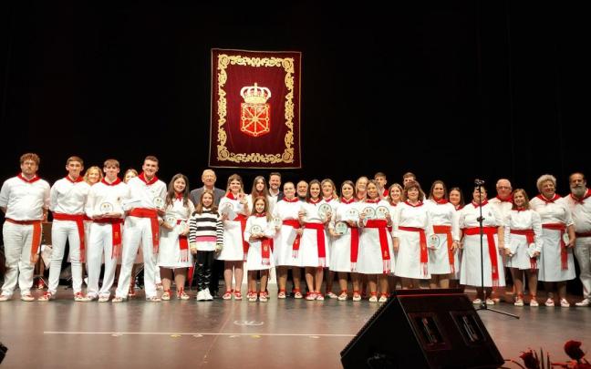 Foto grupal de participantes y organizadores del certamen de la jota en Tudela. En el centro de la imagen el consejero Juan Cruz Cigudosa, el alcalde Alejandro Toquero y el patrocinador Jos&eacute; Luis Arnedo.