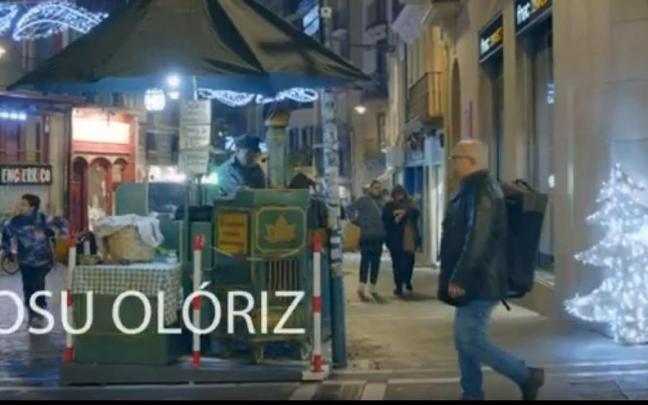 Iosu Olóriz, en una imagen del vídeo, caminando estos días junto al castañero de Mercaderes. Iosu Olóriz, en una imagen del vídeo, caminando estos días junto al castañero de Mercaderes.