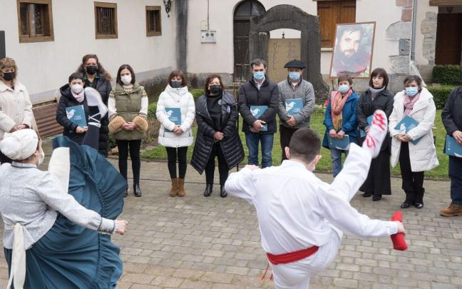 El Gobierno vasco entregó el 27 de febrero en Orbaizeta a la familia de Mikel Zabalza el dictamen que le reconoce como víctima. | FOTO: IREKIA El Gobierno vasco entregó el 27 de febrero en Orbaizeta a la familia de Mikel Zabalza el dictamen que le reconoce como víctima. | FOTO: IREKIA