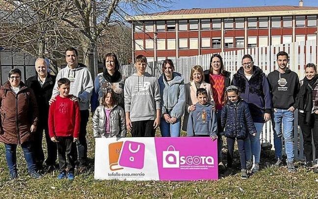 Alumnado, comerciantes y representantes del consistorio, ASCOTA y el centro. Alumnado, comerciantes y representantes del consistorio, ASCOTA y el centro.