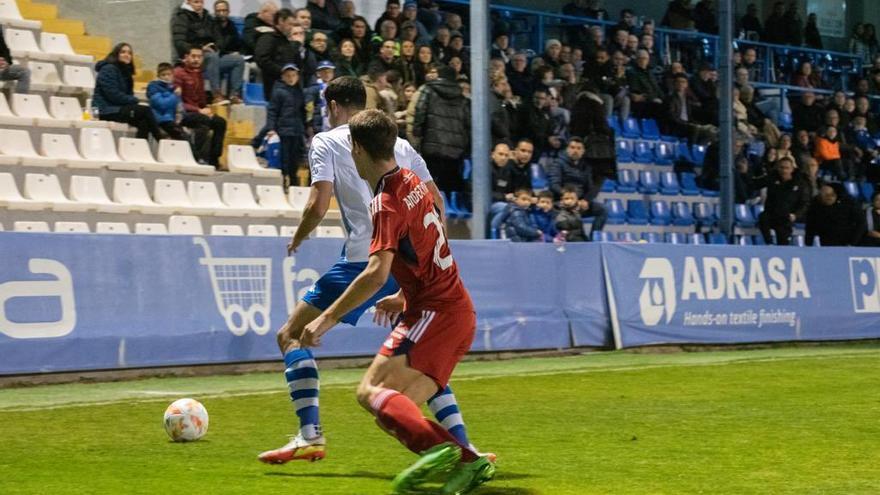 Ander Yoldi presiona a un jugador del Alcoyano.