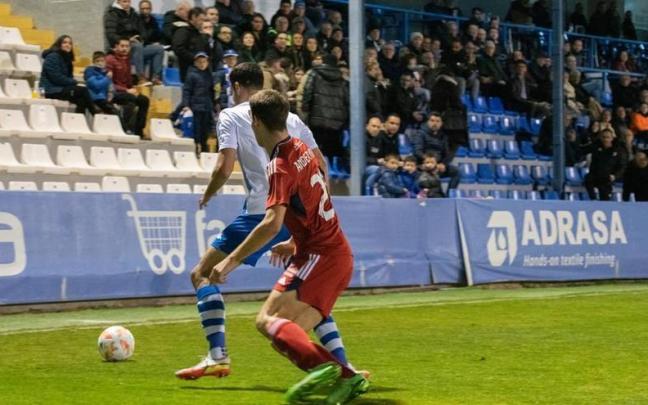 Ander Yoldi presiona a un jugador del Alcoyano. Ander Yoldi presiona a un jugador del Alcoyano.