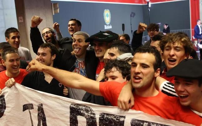Ezkurdia, rodeado de sus incondicionales, celebrando el triunfo.