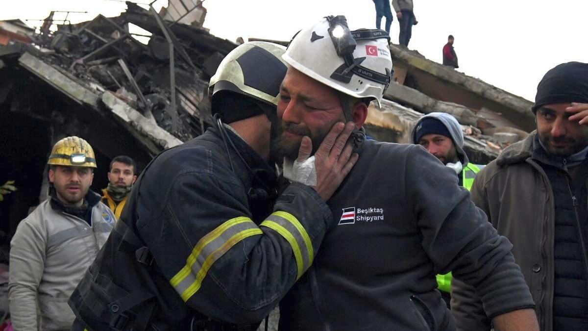 Los bomberos, tras rescatar a Aya