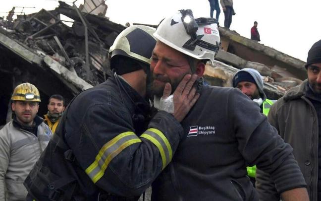 Los bomberos, tras rescatar a Aya