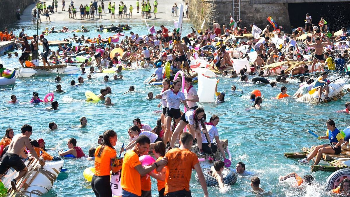 Kuadrila bakoitzak goizean utzitako barkua bilatzen saiatu dira, batzuk lortu dute beste batzuk ez.