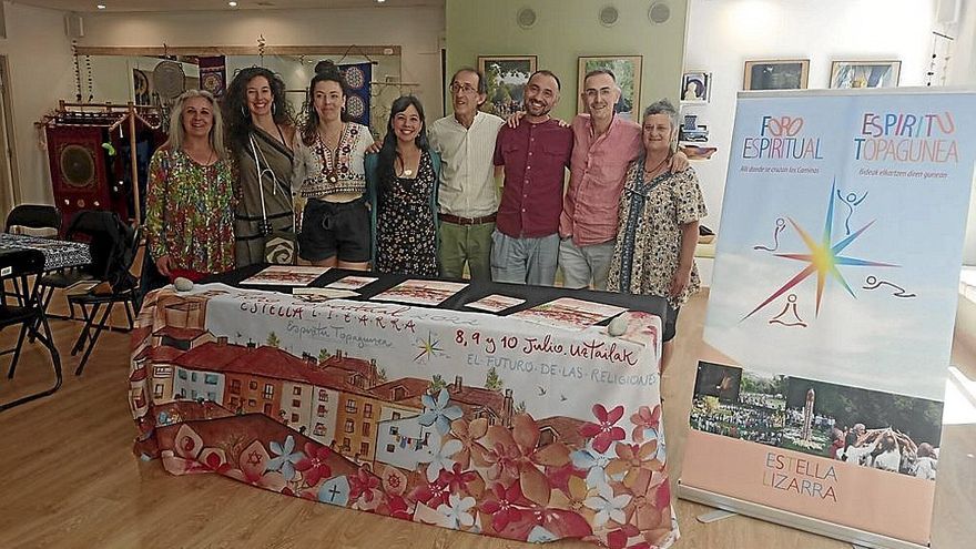 Organizadores y participantes del Foro Espiritual, ayer en Saludarte en Estella-Lizarra.