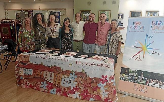 Organizadores y participantes del Foro Espiritual, ayer en Saludarte en Estella-Lizarra.