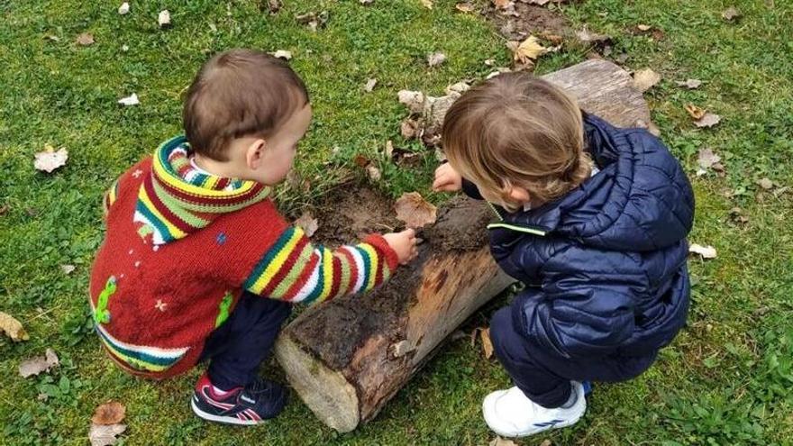 Dos niños juegan en el patio de una escuela infantil