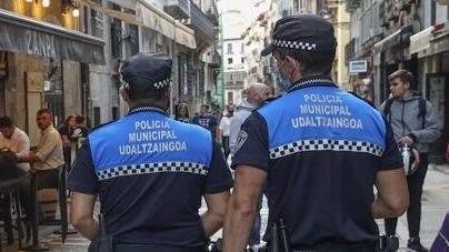 Dos policías municipales recorren la calle Estafeta