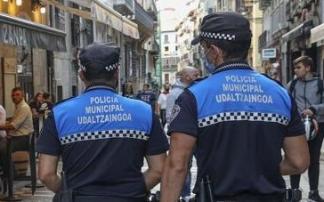 Dos policías municipales recorren la calle Estafeta Dos policías municipales recorren la calle Estafeta