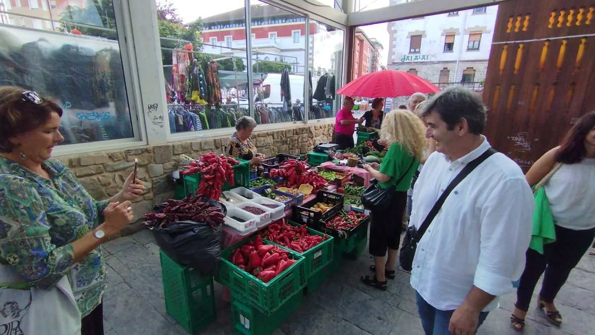 El alcalde de Mungia, Ager Izagirre, durante el recorrido por el municipio.