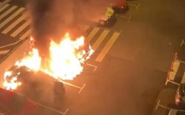 Arden varios vehículos en Hernani.