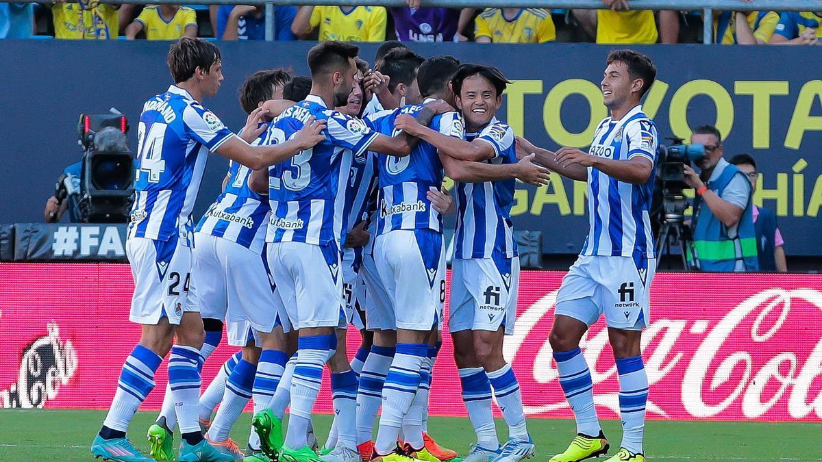 Los jugadores de la Real Sociedad celebran el primer gol marcado por el centrocampista del Real Sociedad, Take Kubo (2d)