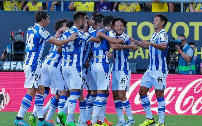 Los jugadores de la Real Sociedad celebran el primer gol marcado por el centrocampista del Real Sociedad, Take Kubo (2d)