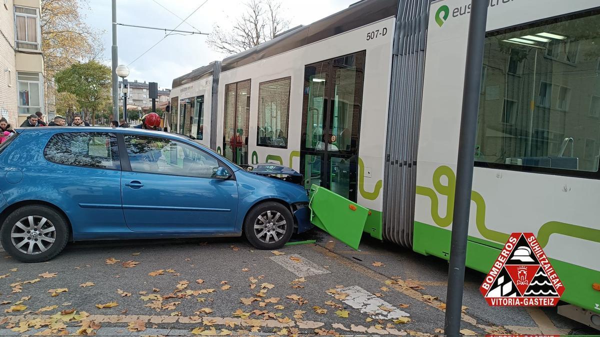 Un coche choca con el tranvía en Abetxuko.