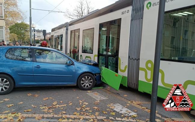 Un coche choca con el tranv&iacute;a en Abetxuko.