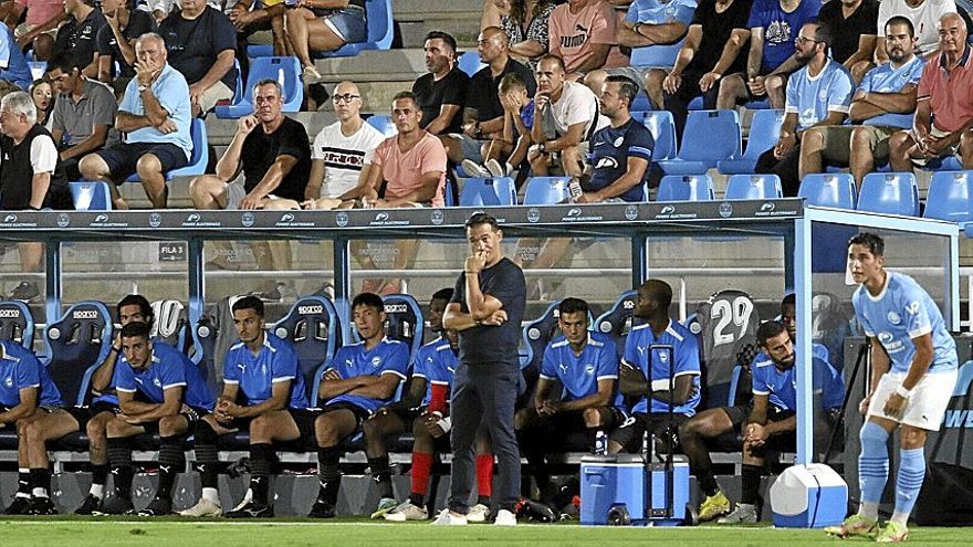 Luis García observa atentamente la actuación de sus jugadores durante el duelo ante el Ibiza. | FOTO: ÁREA 11