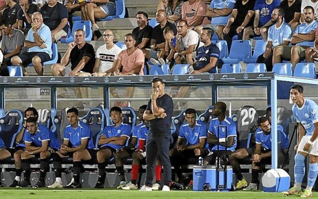 Luis García observa atentamente la actuación de sus jugadores durante el duelo ante el Ibiza. | FOTO: ÁREA 11 Luis García observa atentamente la actuación de sus jugadores durante el duelo ante el Ibiza. | FOTO: ÁREA 11