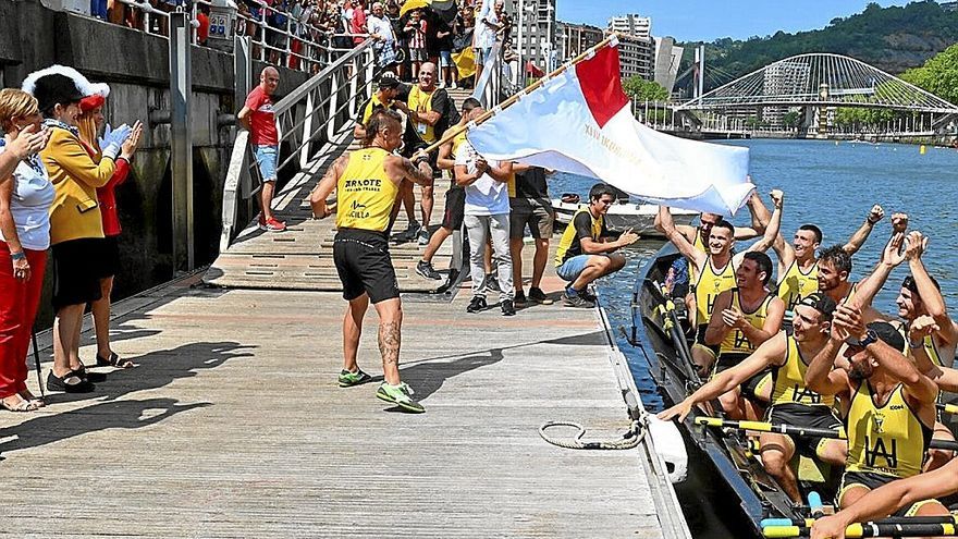 Los remeros de Arkote celebran la victoria en Bilbao. | FOTO: OSKAR GONZÁLEZ