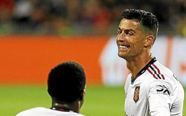 Cristiano celebra su gol con Malacia. | FOTO: EFE