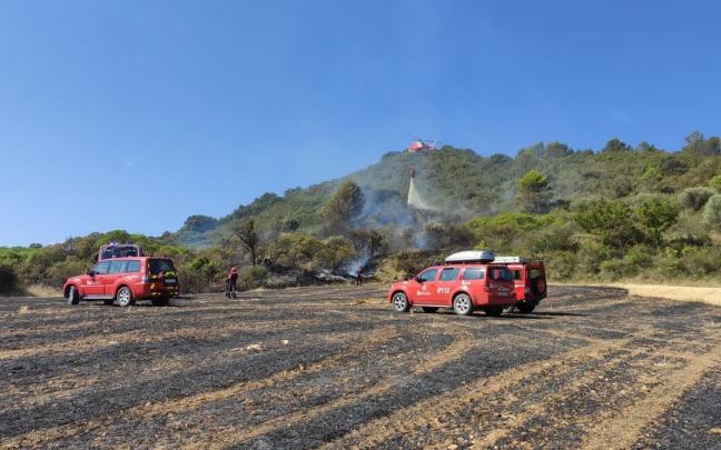 El helicóptero y los bomberos trabajan en la extinción del fuego. El helicóptero y los bomberos trabajan en la extinción del fuego.