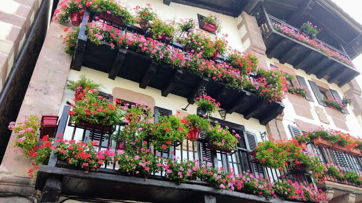 Flores en balcones en el barrio de Txokoto, en Elizondo.