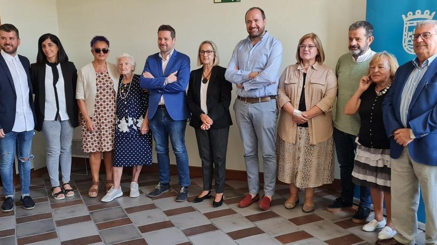 Los participantes en la lectura de poemas han posado juntos