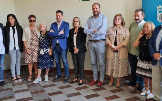 Los participantes en la lectura de poemas han posado juntos