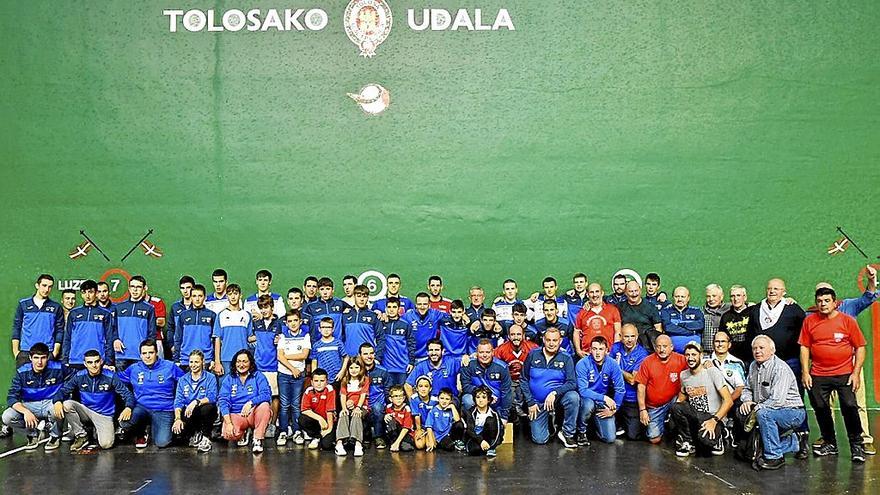 Pelotaris y técnicos del Aurrera Saiaz fueron homenajeados en el aniversario del club sobre la cancha del Beotibar. | FOTOS: ARNAITZ RUBIO