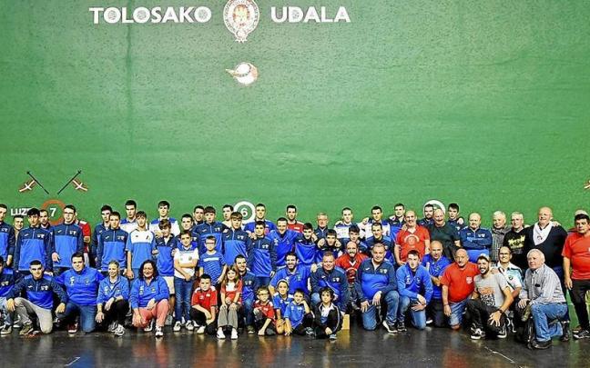 Pelotaris y técnicos del Aurrera Saiaz fueron homenajeados en el aniversario del club sobre la cancha del Beotibar. | FOTOS: ARNAITZ RUBIO Pelotaris y técnicos del Aurrera Saiaz fueron homenajeados en el aniversario del club sobre la cancha del Beotibar. | FOTOS: ARNAITZ RUBIO