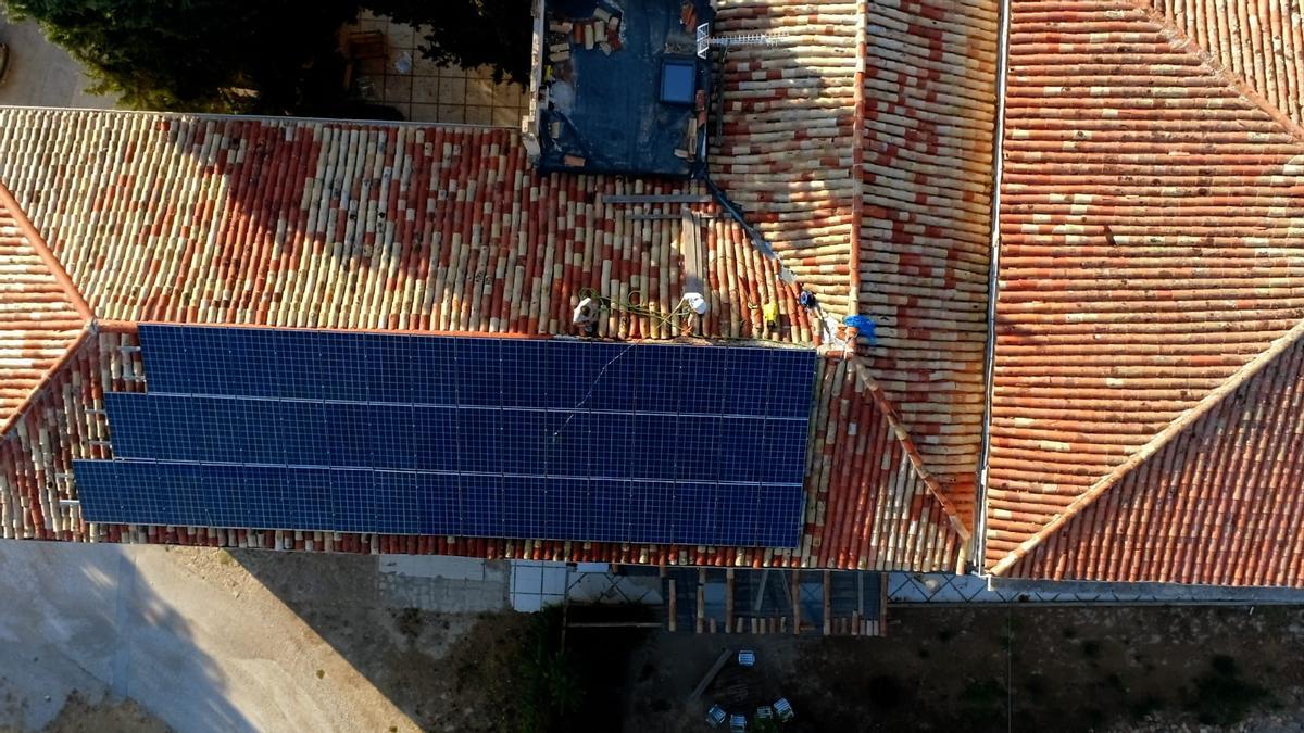 Instalación de placas solares en la ecoaldea de Artieda.