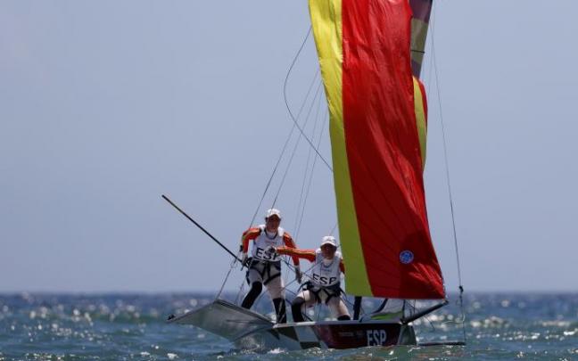 Tamara Echegoyen y Paula Barceló compiten en la final del 49er FX.