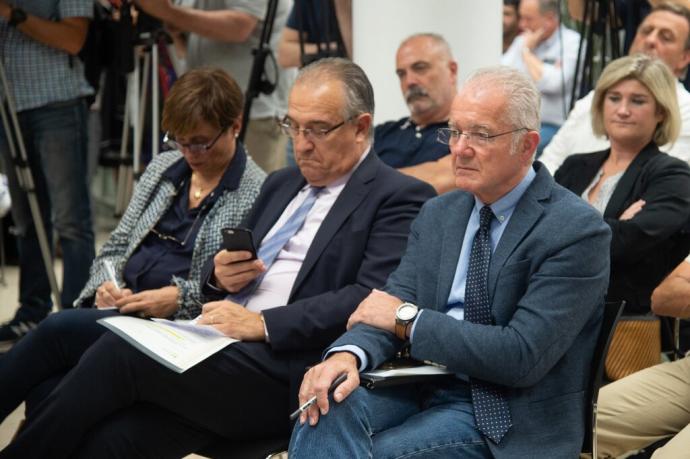 En primer término Elizalde, Maya y Echeverría, durante una asamblea de la Mancomunidad de la Comarca de Pamplona.