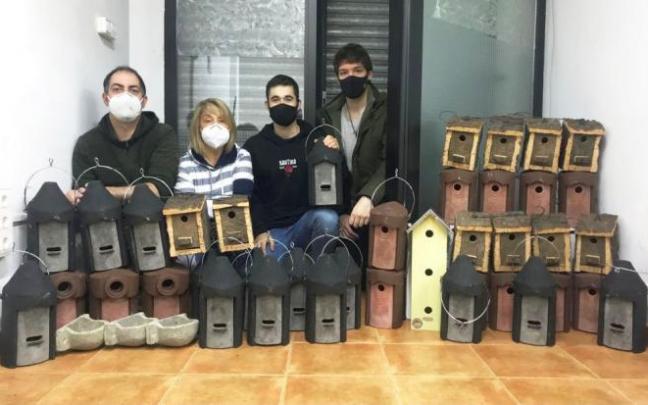 Miembros de Otsoaren Taldea posan con las casetas que van a repartir por terrenos privados en Zalla. Miembros de Otsoaren Taldea posan con las casetas que van a repartir por terrenos privados en Zalla.