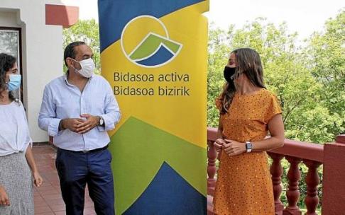 Iturriza, Páez y la vicepresidenta María Serrano, ayer, en el balcón del palacio Ducourau de Irun.