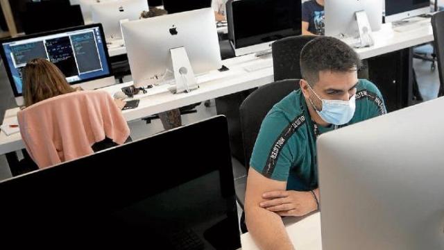 Jóvenes en unas jornadas de empleo.