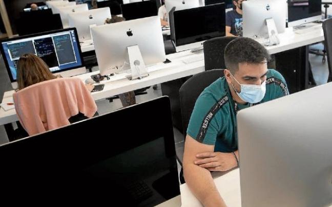 Jóvenes en unas jornadas de empleo.