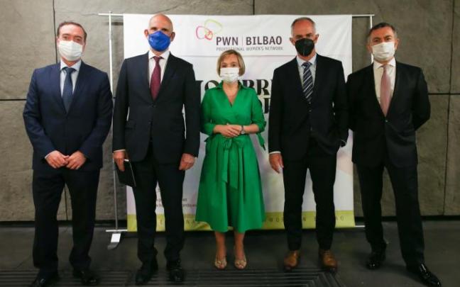 El director general de Editorial Iparraguirre, Javier Andrés, Mikel Barandiaran; la diputada foral, Ainara Basurko, Alex Artetxe y el presidente de la Cámara de Comercio, José Ángel Corres. El director general de Editorial Iparraguirre, Javier Andrés, Mikel Barandiaran; la diputada foral, Ainara Basurko, Alex Artetxe y el presidente de la Cámara de Comercio, José Ángel Corres.