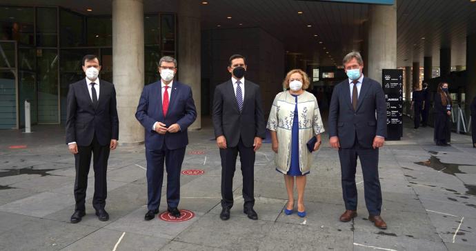 Rafael Pardo, director de Fundación BBVA; el alcalde Juan Mari Aburto; Carlos Torres, presidente de la Fundación BBVA; Rosa Menéndez, presidenta del CSIC, y el consejero Bingen Zupiria.