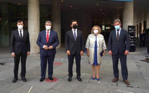 Rafael Pardo, director de Fundación BBVA; el alcalde Juan Mari Aburto; Carlos Torres, presidente de la Fundación BBVA; Rosa Menéndez, presidenta del CSIC, y el consejero Bingen Zupiria. Rafael Pardo, director de Fundación BBVA; el alcalde Juan Mari Aburto; Carlos Torres, presidente de la Fundación BBVA; Rosa Menéndez, presidenta del CSIC, y el consejero Bingen Zupiria.