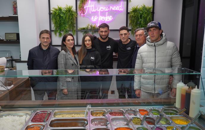 Javier Cuadra, Nagore Álvarez, Maitane Cuadra, Víctor Cid, Iñigo Sánchez, Luis Sánchez y Jon Sánchez, en el interior de Mipoke.