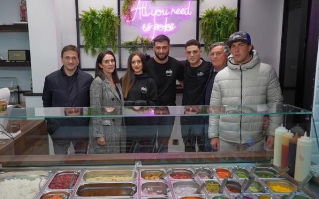 Javier Cuadra, Nagore Álvarez, Maitane Cuadra, Víctor Cid, Iñigo Sánchez, Luis Sánchez y Jon Sánchez, en el interior de Mipoke.