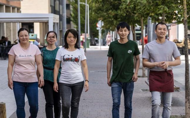 Juana, Txus, Luc&iacute;a, Leo y Jon, en la calle Bardenas Reales, donde tienen sus negocios.