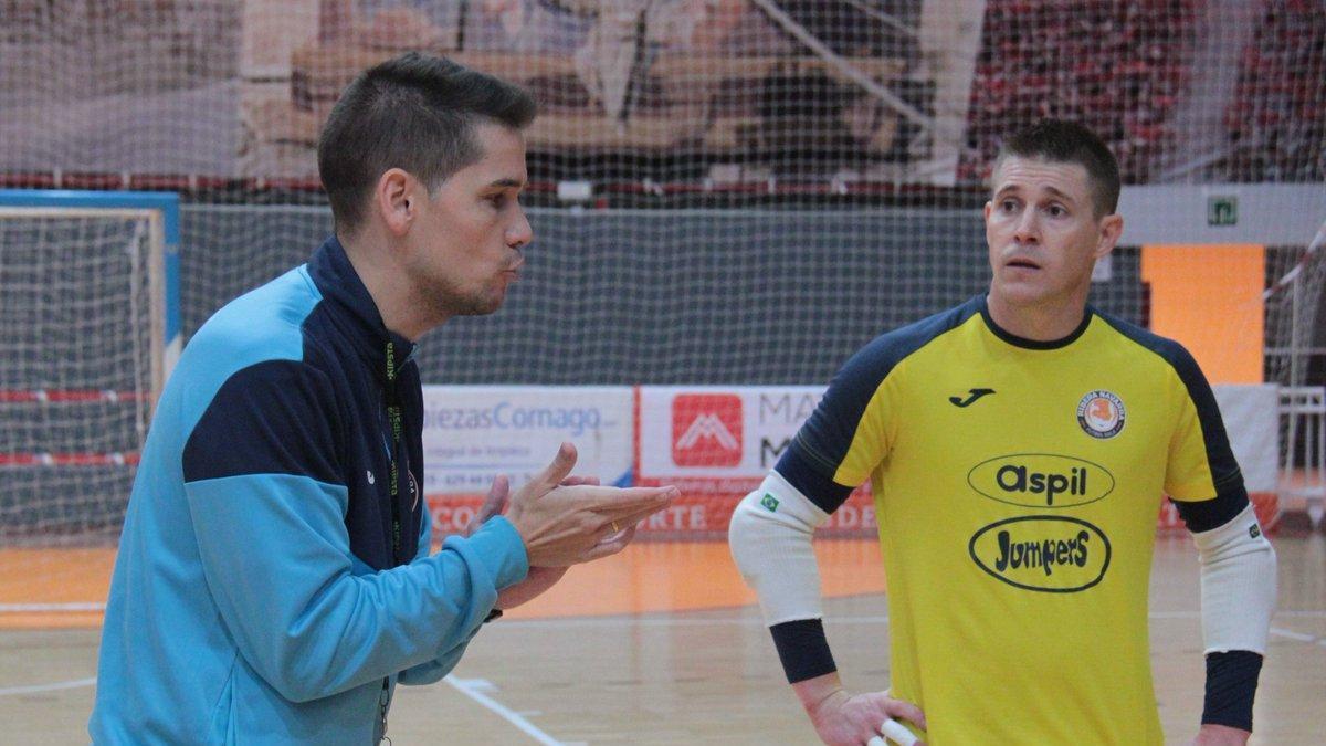 El técnico Diego Ríos, dando instrucciones al equipo, junto al brasileño Marcao.