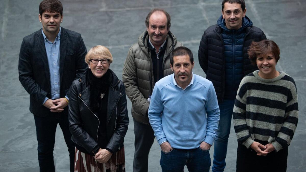 En primera fila, de izquierda a derecha, Consuelo Ochoa, alcaldesa de Lerín, Juan Carlos Castillo, alcalde de Peralta y presidente de la Federación Navarra de Municipios y Concejos, y Mayte Espinosa, alcaldesa de Buñuel. Detrás