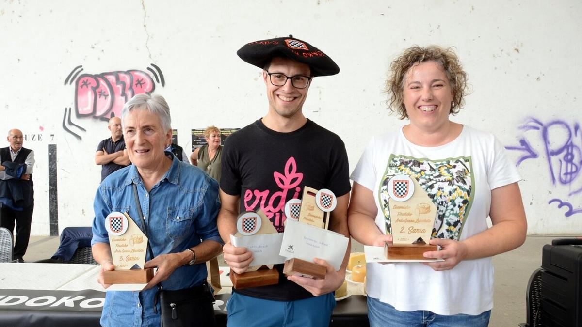 Socorro Almandoz, Julen Arburua y Ainhoa Goñi, de Agorleku.