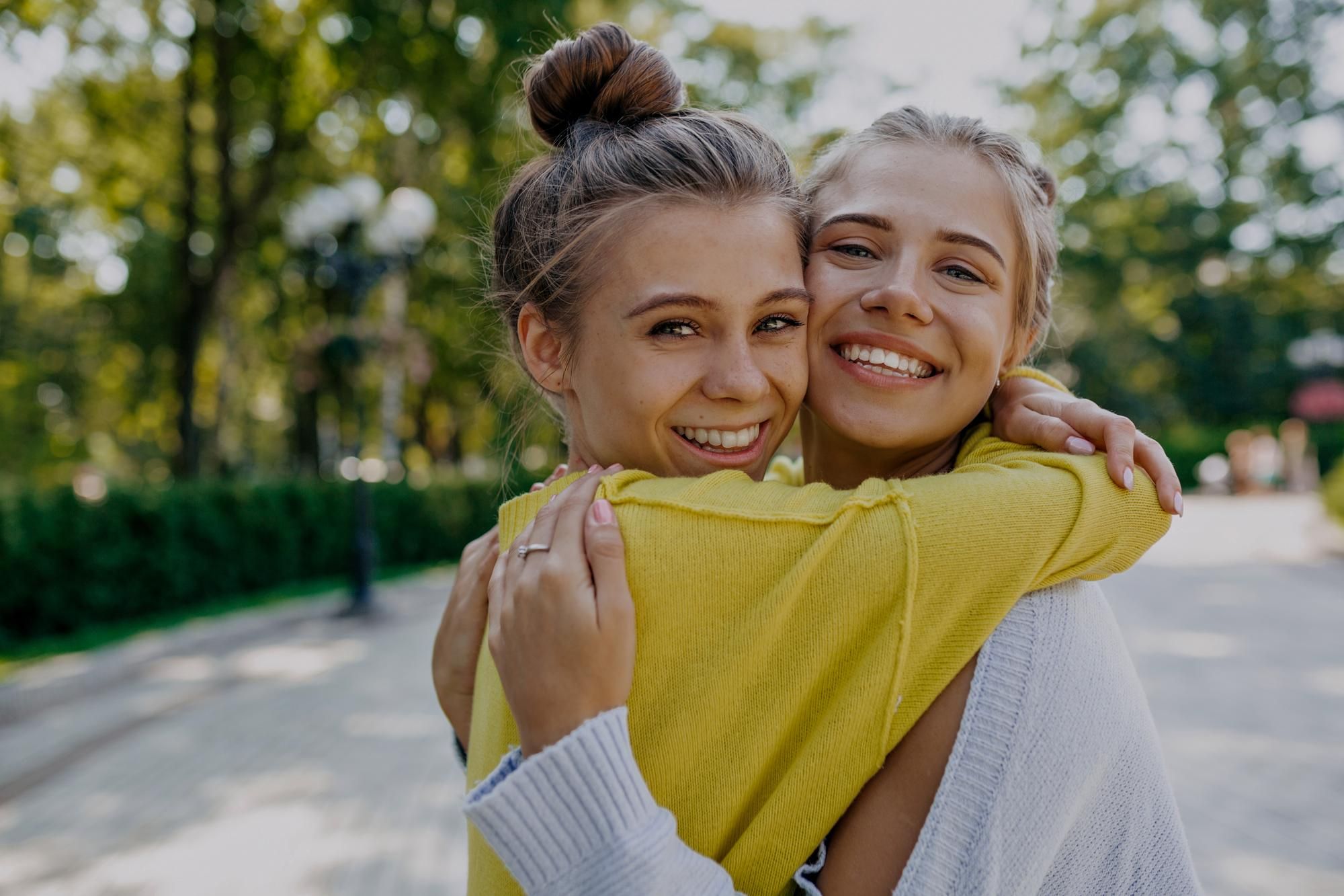 Dos amigas se funden en un cariñoso abrazo.