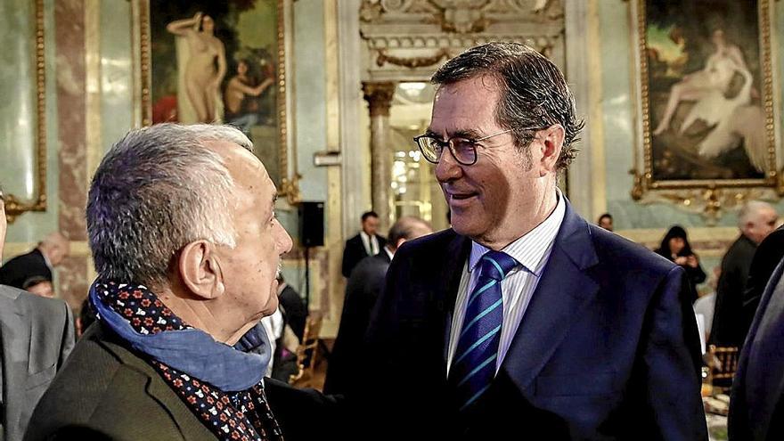 Antonio Garamendi saluda al líder de UGT, Pepe Álvarez, ayer en un desayuno informativo.