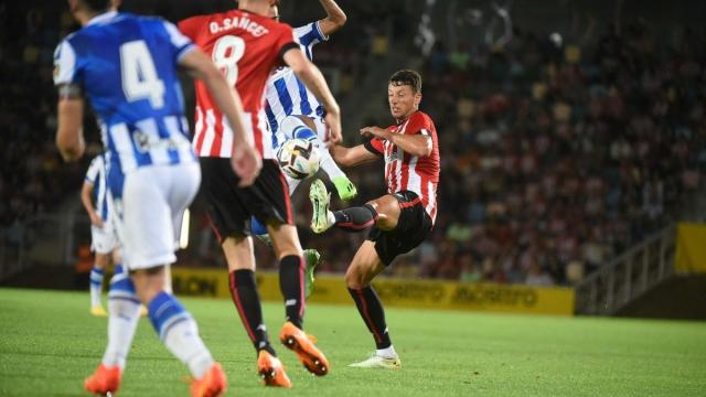 Oihan Sancet y Mikel Vesga en el partido ante la Real Sociedad Oihan Sancet y Mikel Vesga en el partido ante la Real Sociedad
